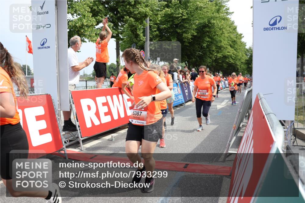 15.06.2025 - REWE Women's Run Strokosch-Dieckow http://msf.ph/oto/7933299 15.06.2025 11:05:51 Ziel 5005, 5028, 5146, 5195, 5284, 5387, 5388, 5472, 5553, 5668 meine-sportfotos.de