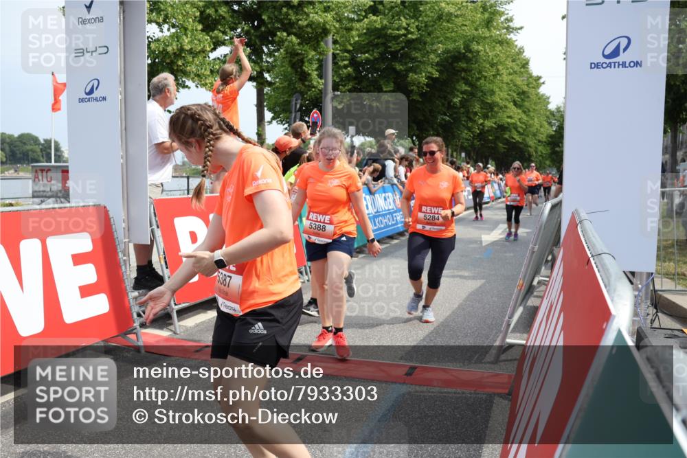 15.06.2025 - REWE Women's Run Strokosch-Dieckow http://msf.ph/oto/7933303 15.06.2025 11:05:51 Ziel 5005, 5028, 5146, 5195, 5284, 5387, 5388, 5472, 5553, 5668 meine-sportfotos.de