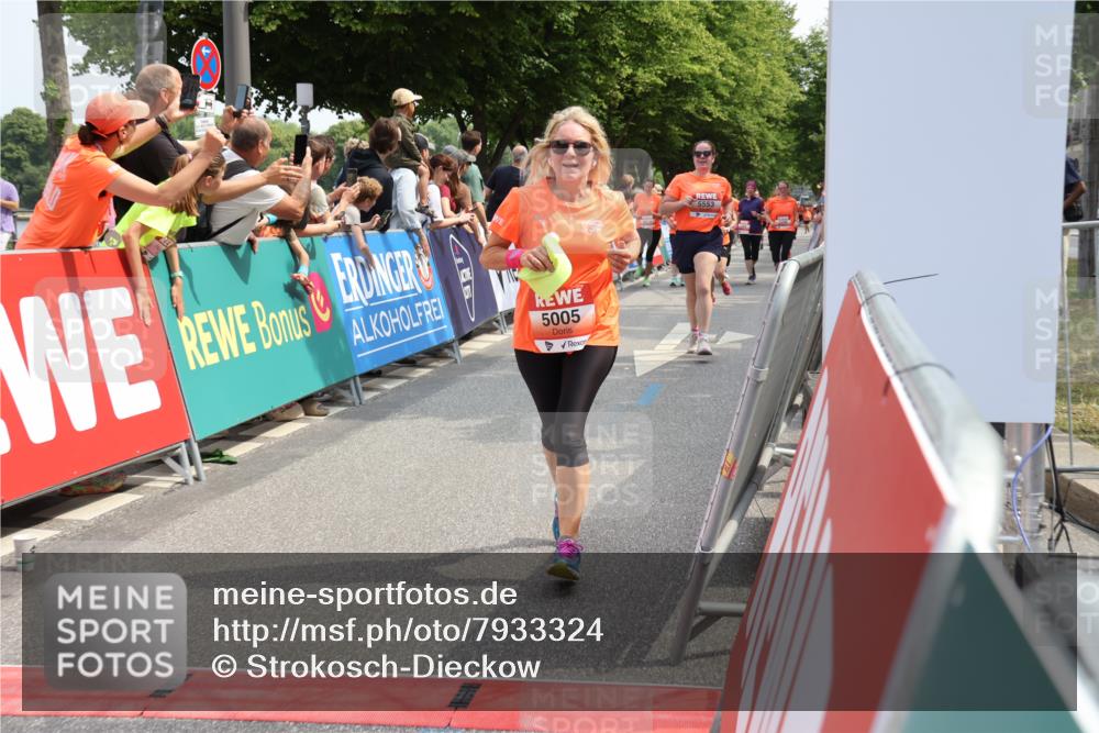 15.06.2025 - REWE Women's Run Strokosch-Dieckow http://msf.ph/oto/7933324 15.06.2025 11:05:53 Ziel 5005, 5028, 5146, 5195, 5212, 5261, 5265, 5284, 5298, 5387, 5388, 5472, 5553, 5668 meine-sportfotos.de
