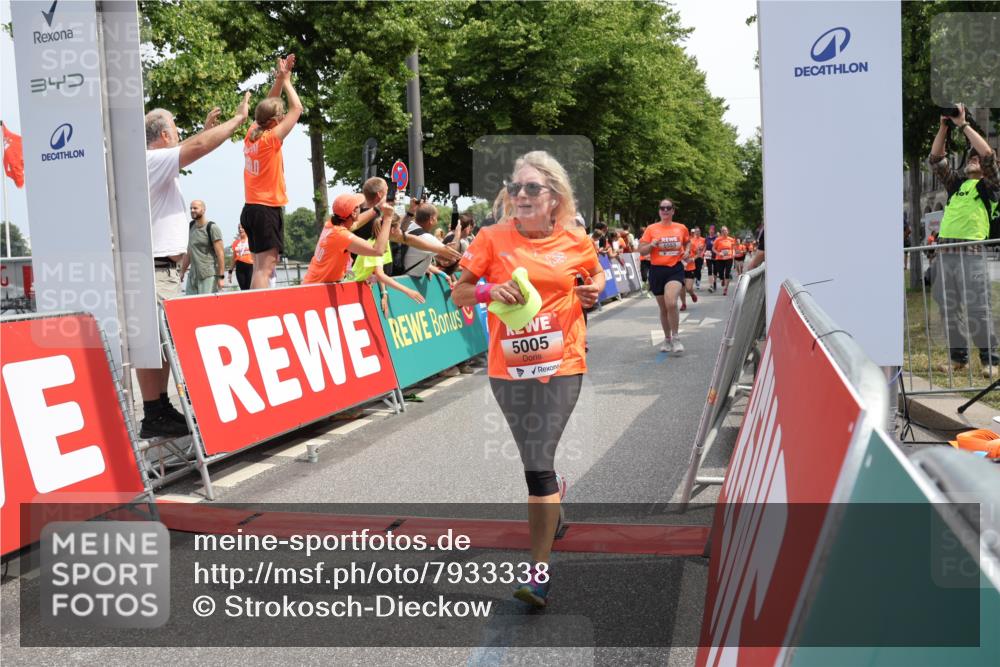 15.06.2025 - REWE Women's Run Strokosch-Dieckow http://msf.ph/oto/7933338 15.06.2025 11:05:54 Ziel 5005, 5028, 5146, 5195, 5212, 5261, 5265, 5284, 5298, 5387, 5388, 5472, 5553 meine-sportfotos.de