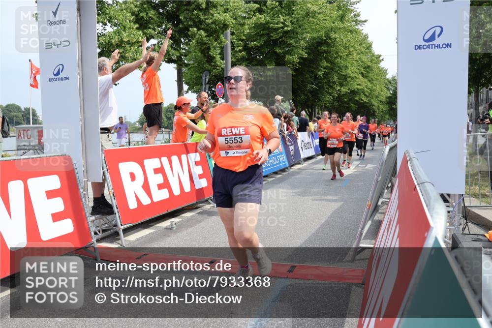 15.06.2025 - REWE Women's Run Strokosch-Dieckow http://msf.ph/oto/7933368 15.06.2025 11:05:56 Ziel 5005, 5028, 5146, 5195, 5212, 5261, 5265, 5284, 5285, 5298, 5387, 5388, 5468, 5472, 5530, 5553, 5559, 5636 meine-sportfotos.de