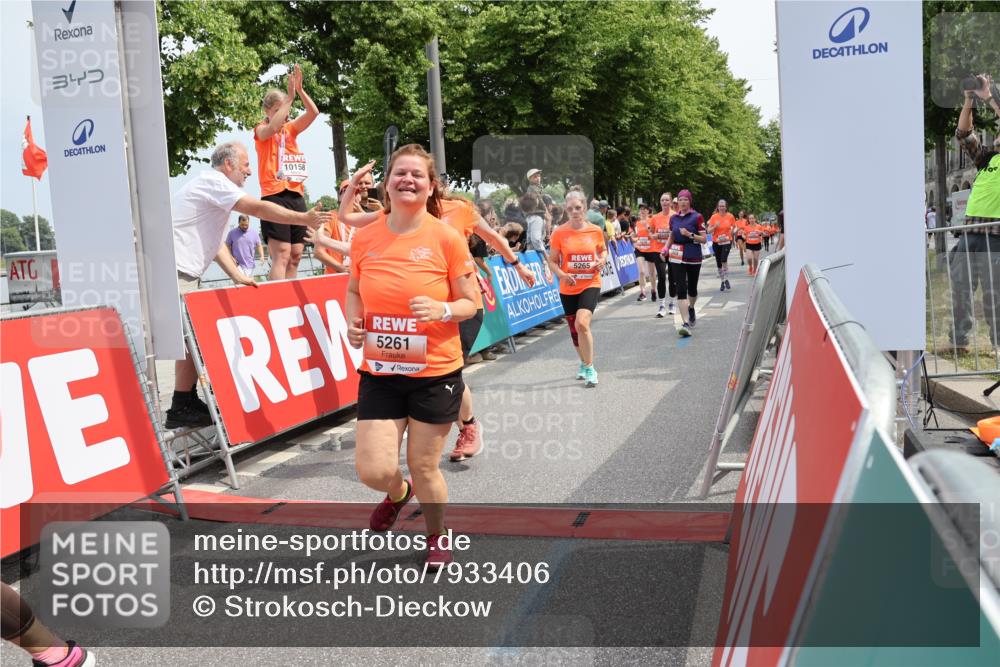 15.06.2025 - REWE Women's Run Strokosch-Dieckow http://msf.ph/oto/7933406 15.06.2025 11:05:59 Ziel 5005, 5189, 5195, 5212, 5261, 5265, 5270, 5285, 5298, 5450, 5468, 5522, 5530, 5553, 5559, 5636 meine-sportfotos.de