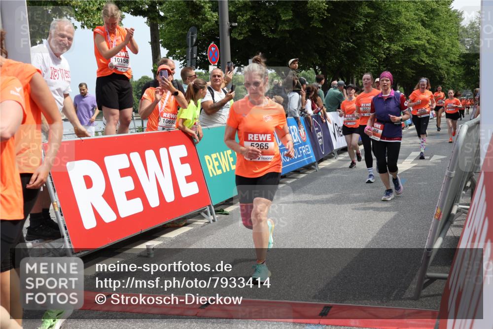 15.06.2025 - REWE Women's Run Strokosch-Dieckow http://msf.ph/oto/7933414 15.06.2025 11:06:00 Ziel 5005, 5189, 5195, 5212, 5261, 5265, 5270, 5285, 5298, 5450, 5468, 5522, 5530, 5553, 5559, 5636 meine-sportfotos.de