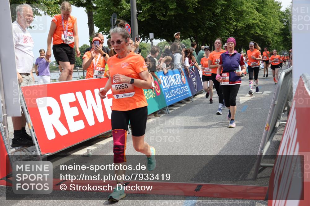 15.06.2025 - REWE Women's Run Strokosch-Dieckow http://msf.ph/oto/7933419 15.06.2025 11:06:00 Ziel 5005, 5189, 5195, 5212, 5261, 5265, 5270, 5285, 5298, 5450, 5468, 5522, 5530, 5553, 5559, 5636 meine-sportfotos.de