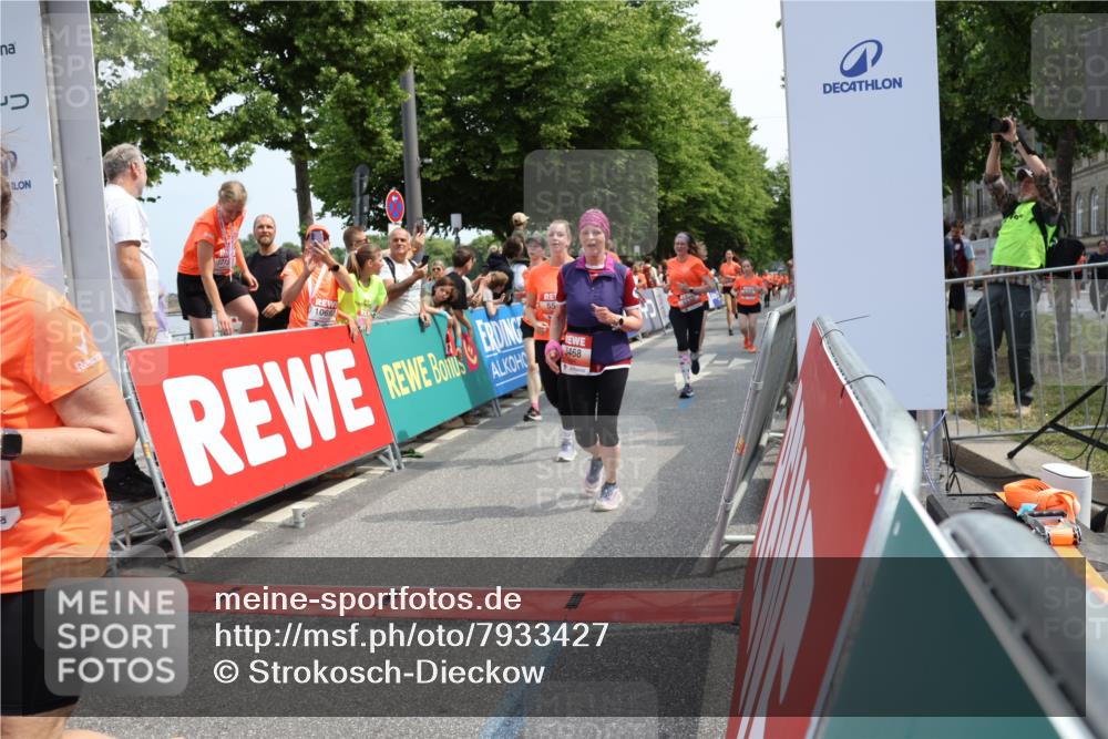 15.06.2025 - REWE Women's Run Strokosch-Dieckow http://msf.ph/oto/7933427 15.06.2025 11:06:01 Ziel 5189, 5195, 5212, 5261, 5265, 5270, 5285, 5298, 5450, 5468, 5522, 5530, 5553, 5559, 5636 meine-sportfotos.de