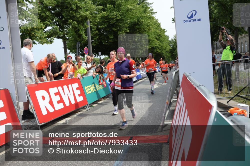 15.06.2025 - REWE Women's Run Strokosch-Dieckow http://msf.ph/oto/7933433 15.06.2025 11:06:01 Ziel 5189, 5195, 5212, 5261, 5265, 5270, 5285, 5298, 5450, 5468, 5522, 5530, 5553, 5559, 5636 meine-sportfotos.de