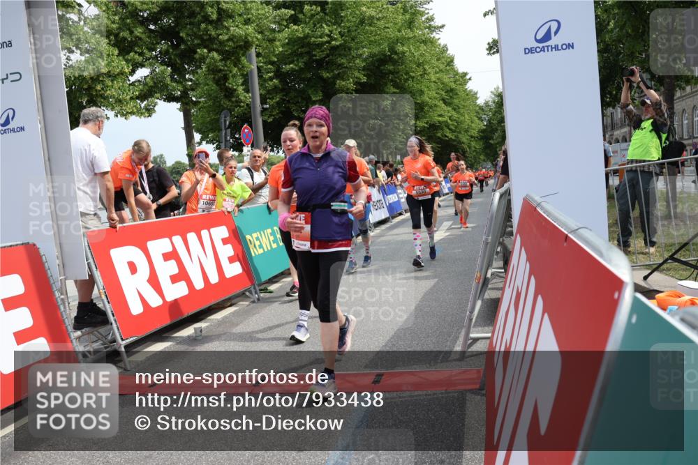 15.06.2025 - REWE Women's Run Strokosch-Dieckow http://msf.ph/oto/7933438 15.06.2025 11:06:01 Ziel 5189, 5195, 5212, 5261, 5265, 5270, 5285, 5298, 5450, 5468, 5522, 5530, 5553, 5559, 5636 meine-sportfotos.de