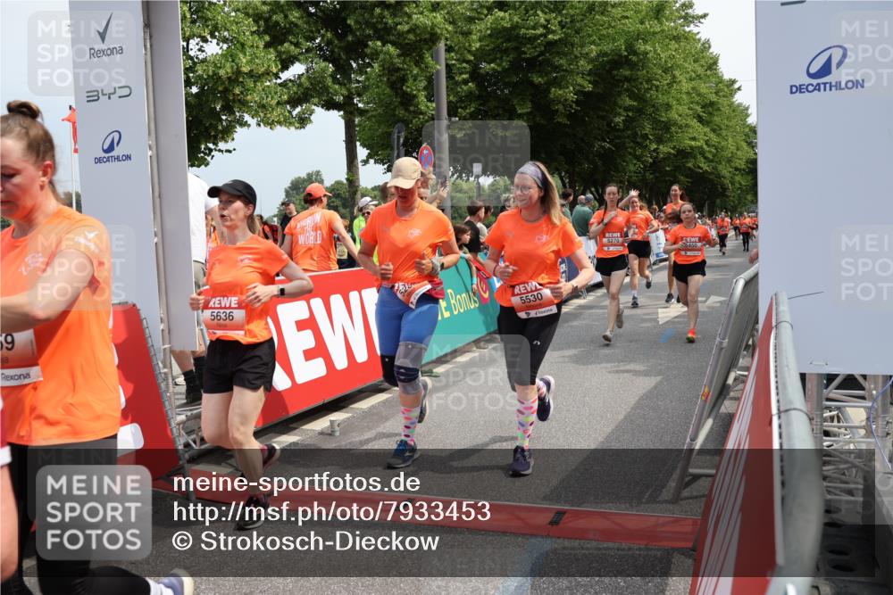15.06.2025 - REWE Women's Run Strokosch-Dieckow http://msf.ph/oto/7933453 15.06.2025 11:06:03 Ziel 5189, 5195, 5212, 5261, 5265, 5270, 5285, 5298, 5450, 5468, 5522, 5530, 5559, 5602, 5636 meine-sportfotos.de
