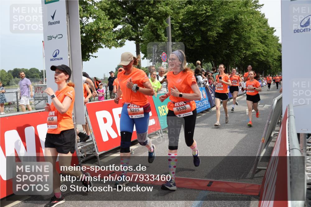 15.06.2025 - REWE Women's Run Strokosch-Dieckow http://msf.ph/oto/7933460 15.06.2025 11:06:03 Ziel 5189, 5195, 5212, 5261, 5265, 5270, 5285, 5298, 5450, 5468, 5522, 5530, 5559, 5602, 5636 meine-sportfotos.de