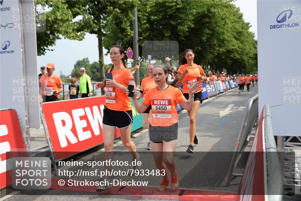15.06.2025 - REWE Women's Run Strokosch-Dieckow http://msf.ph/oto/7933483 15.06.2025 11:06:05 Ziel 5189, 5212, 5261, 5265, 5270, 5285, 5298, 5450, 5468, 5522, 5530, 5559, 5602, 5636 meine-sportfotos.de