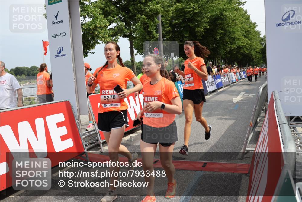 15.06.2025 - REWE Women's Run Strokosch-Dieckow http://msf.ph/oto/7933488 15.06.2025 11:06:05 Ziel 5189, 5212, 5261, 5265, 5270, 5285, 5298, 5450, 5468, 5522, 5530, 5559, 5602, 5636 meine-sportfotos.de