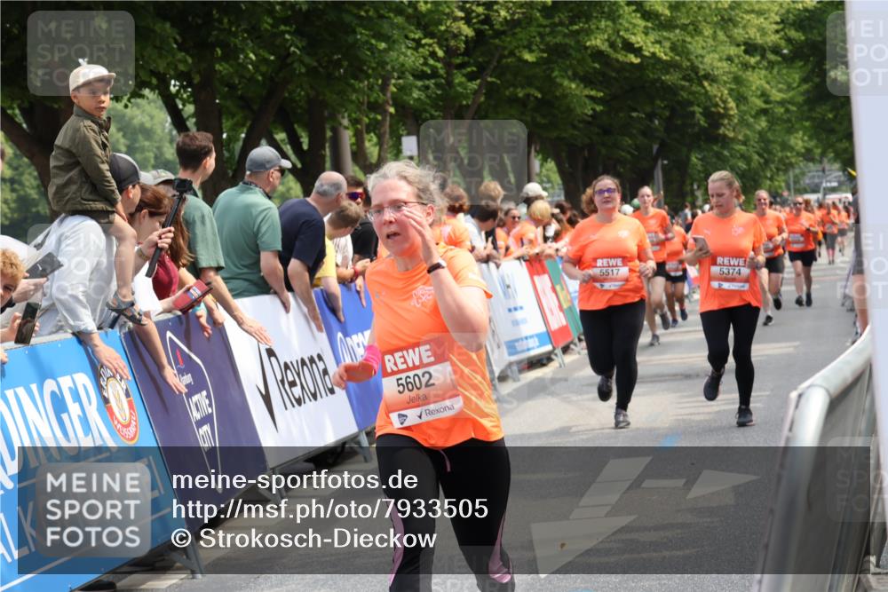 15.06.2025 - REWE Women's Run Strokosch-Dieckow http://msf.ph/oto/7933505 15.06.2025 11:06:09 Ziel 5189, 5270, 5285, 5374, 5450, 5517, 5522, 5530, 5602, 5636 meine-sportfotos.de