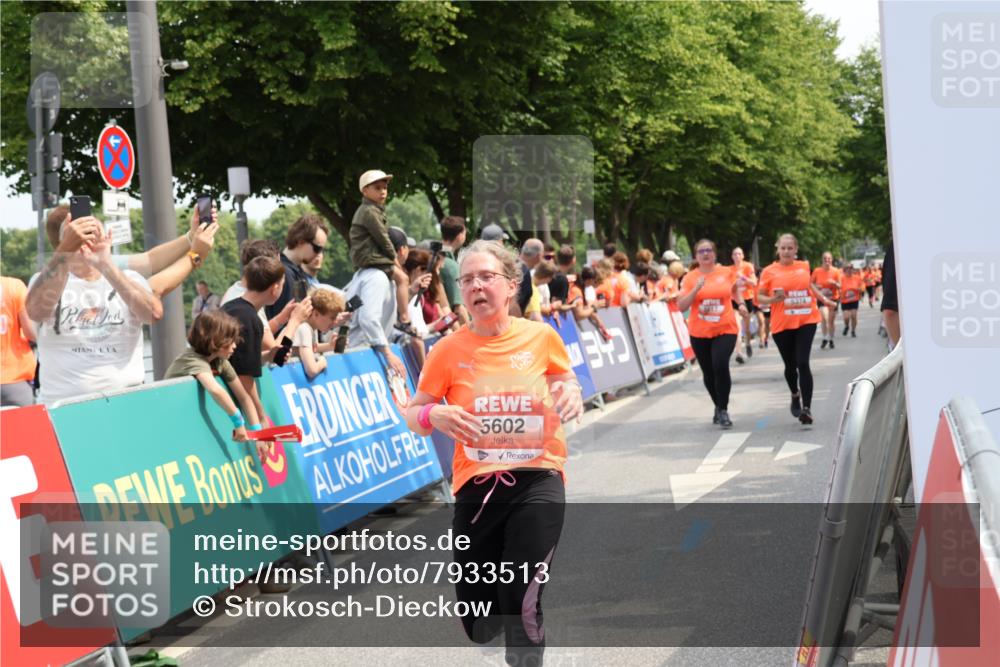 15.06.2025 - REWE Women's Run Strokosch-Dieckow http://msf.ph/oto/7933513 15.06.2025 11:06:09 Ziel 5189, 5270, 5285, 5374, 5450, 5517, 5522, 5530, 5602, 5636 meine-sportfotos.de