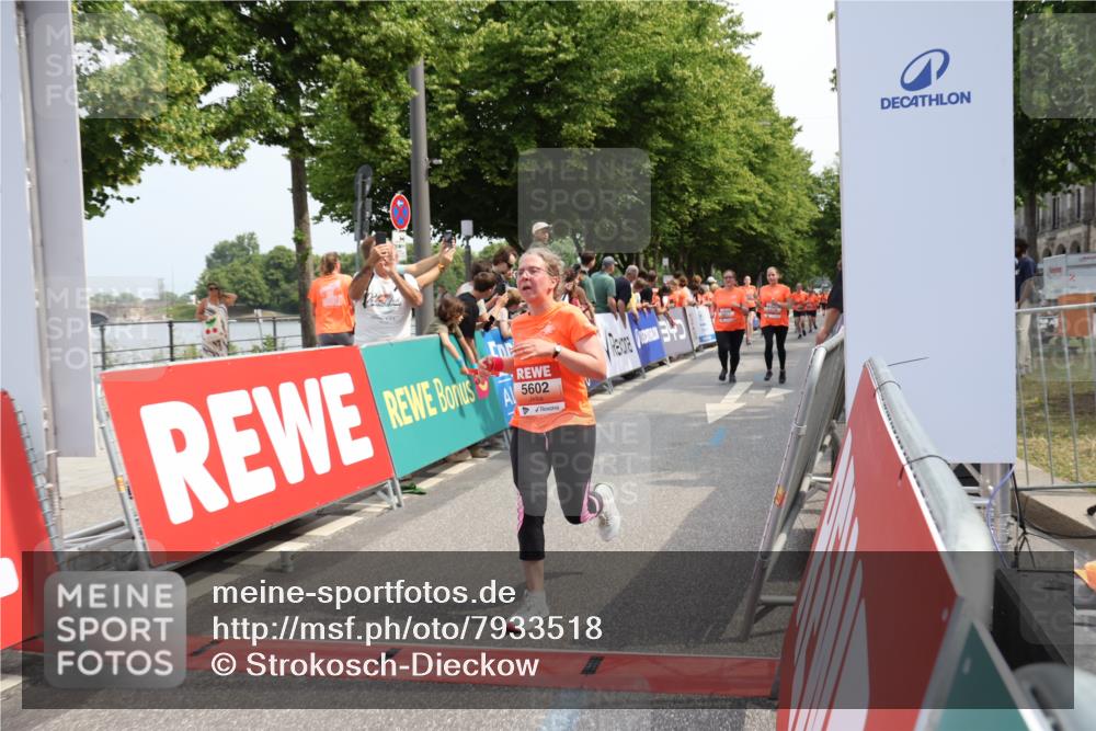 15.06.2025 - REWE Women's Run Strokosch-Dieckow http://msf.ph/oto/7933518 15.06.2025 11:06:10 Ziel 5189, 5270, 5374, 5450, 5517, 5522, 5556, 5602 meine-sportfotos.de