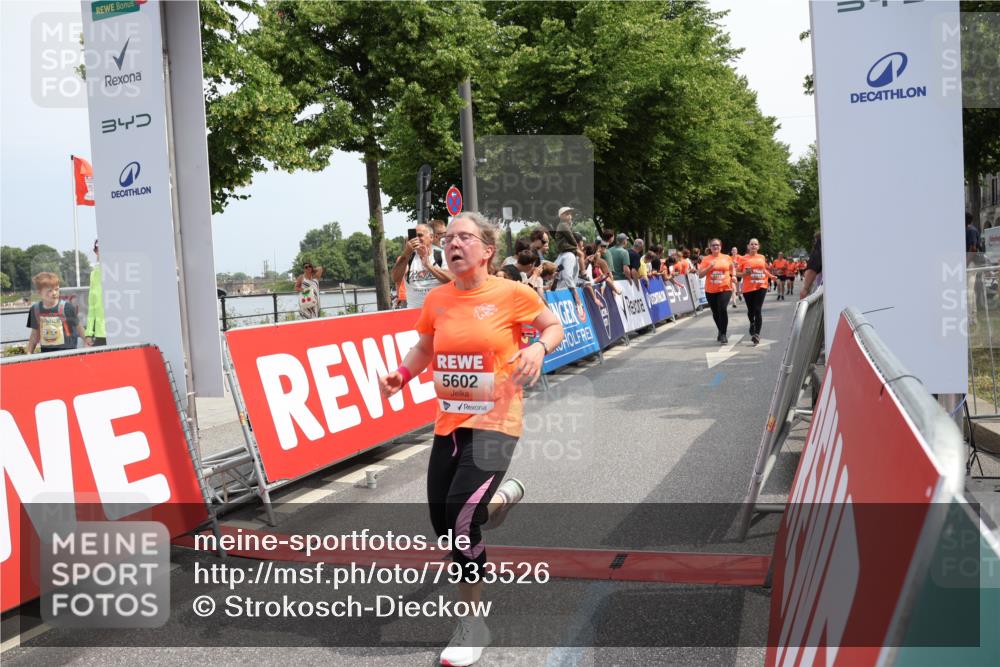 15.06.2025 - REWE Women's Run Strokosch-Dieckow http://msf.ph/oto/7933526 15.06.2025 11:06:10 Ziel 5189, 5270, 5374, 5450, 5517, 5522, 5556, 5602 meine-sportfotos.de