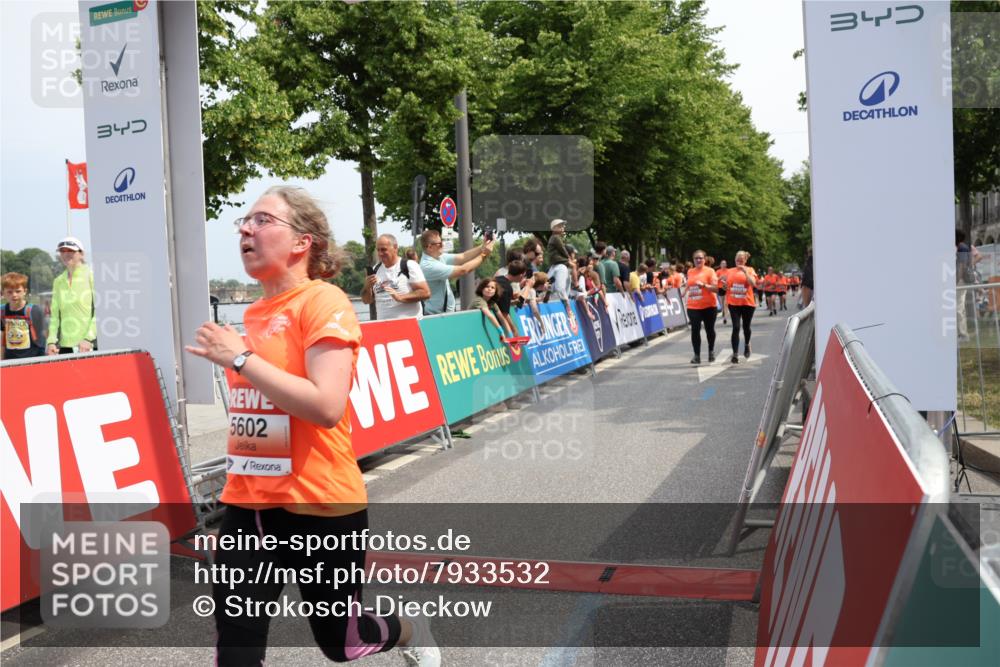 15.06.2025 - REWE Women's Run Strokosch-Dieckow http://msf.ph/oto/7933532 15.06.2025 11:06:10 Ziel 5189, 5270, 5374, 5450, 5517, 5522, 5556, 5602 meine-sportfotos.de