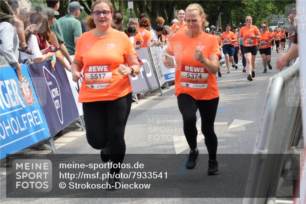 15.06.2025 - REWE Women's Run Strokosch-Dieckow http://msf.ph/oto/7933541 15.06.2025 11:06:12 Ziel 5189, 5374, 5517, 5522, 5556, 5602 meine-sportfotos.de
