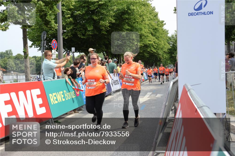 15.06.2025 - REWE Women's Run Strokosch-Dieckow http://msf.ph/oto/7933556 15.06.2025 11:06:12 Ziel 5189, 5374, 5517, 5522, 5556, 5602 meine-sportfotos.de