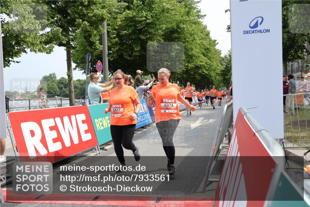15.06.2025 - REWE Women's Run Strokosch-Dieckow http://msf.ph/oto/7933561 15.06.2025 11:06:13 Ziel 5374, 5517, 5556, 5602, 5666 meine-sportfotos.de