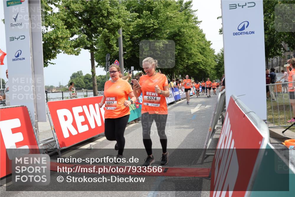 15.06.2025 - REWE Women's Run Strokosch-Dieckow http://msf.ph/oto/7933566 15.06.2025 11:06:13 Ziel 5374, 5517, 5556, 5602, 5666 meine-sportfotos.de
