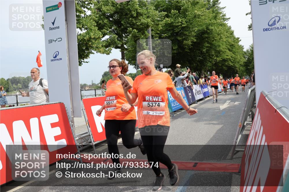 15.06.2025 - REWE Women's Run Strokosch-Dieckow http://msf.ph/oto/7933574 15.06.2025 11:06:13 Ziel 5374, 5517, 5556, 5602, 5666 meine-sportfotos.de