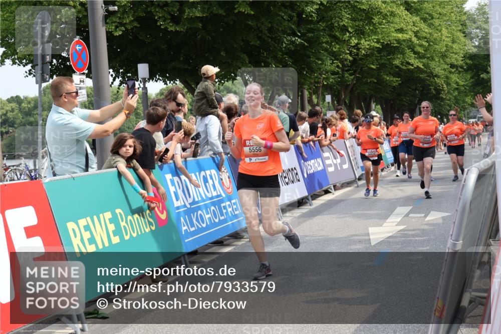 15.06.2025 - REWE Women's Run Strokosch-Dieckow http://msf.ph/oto/7933579 15.06.2025 11:06:15 Ziel 5013, 5029, 5288, 5374, 5424, 5517, 5556, 5602, 5666 meine-sportfotos.de