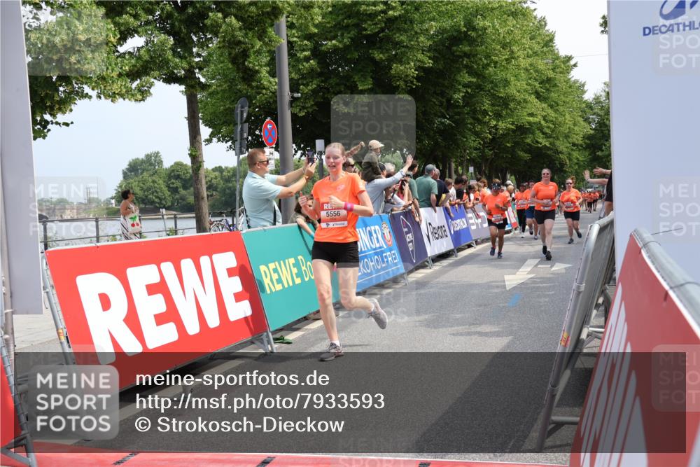 15.06.2025 - REWE Women's Run Strokosch-Dieckow http://msf.ph/oto/7933593 15.06.2025 11:06:16 Ziel 5013, 5029, 5257, 5288, 5374, 5424, 5517, 5556, 5602, 5666 meine-sportfotos.de