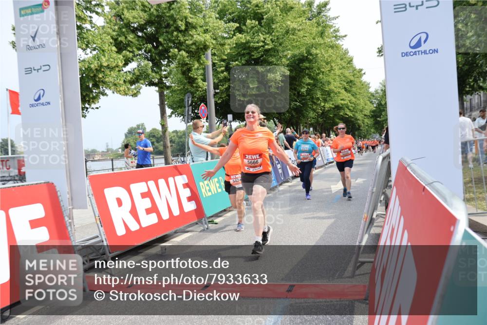15.06.2025 - REWE Women's Run Strokosch-Dieckow http://msf.ph/oto/7933633 15.06.2025 11:06:19 Ziel 5013, 5029, 5257, 5288, 5374, 5424, 5517, 5556, 5666 meine-sportfotos.de