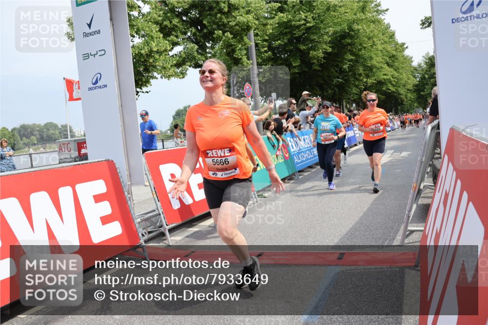 15.06.2025 - REWE Women's Run Strokosch-Dieckow http://msf.ph/oto/7933649 15.06.2025 11:06:20 Ziel 5013, 5029, 5257, 5288, 5374, 5424, 5517, 5556, 5666 meine-sportfotos.de