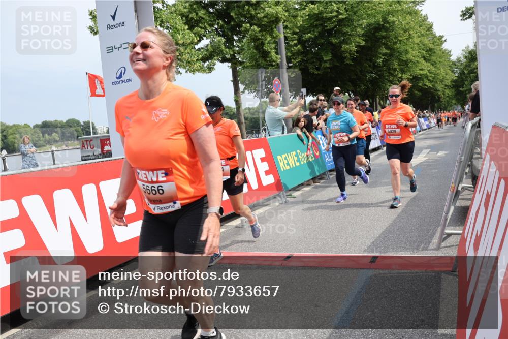 15.06.2025 - REWE Women's Run Strokosch-Dieckow http://msf.ph/oto/7933657 15.06.2025 11:06:20 Ziel 5013, 5029, 5257, 5288, 5374, 5424, 5517, 5556, 5666 meine-sportfotos.de