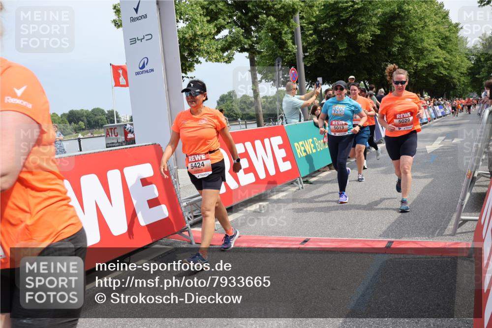 15.06.2025 - REWE Women's Run Strokosch-Dieckow http://msf.ph/oto/7933665 15.06.2025 11:06:20 Ziel 5013, 5029, 5257, 5288, 5374, 5424, 5517, 5556, 5666 meine-sportfotos.de