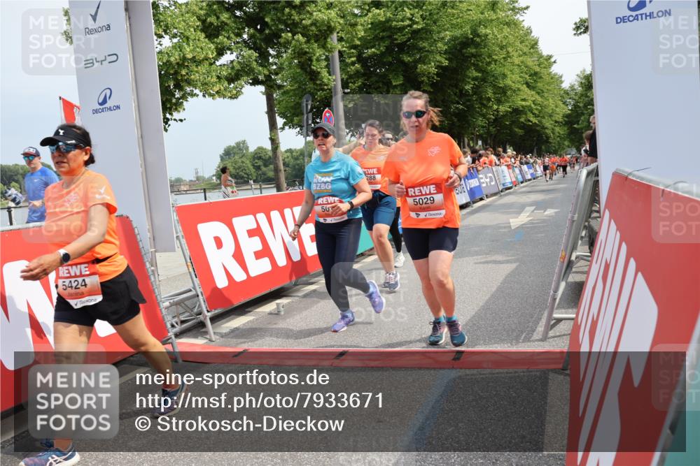 15.06.2025 - REWE Women's Run Strokosch-Dieckow http://msf.ph/oto/7933671 15.06.2025 11:06:21 Ziel 5013, 5029, 5257, 5288, 5424, 5556, 5666 meine-sportfotos.de