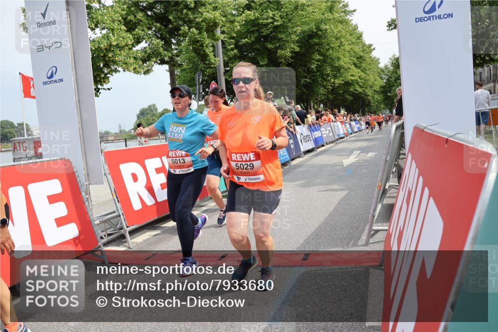 15.06.2025 - REWE Women's Run Strokosch-Dieckow http://msf.ph/oto/7933680 15.06.2025 11:06:21 Ziel 5013, 5029, 5257, 5288, 5424, 5556, 5666 meine-sportfotos.de