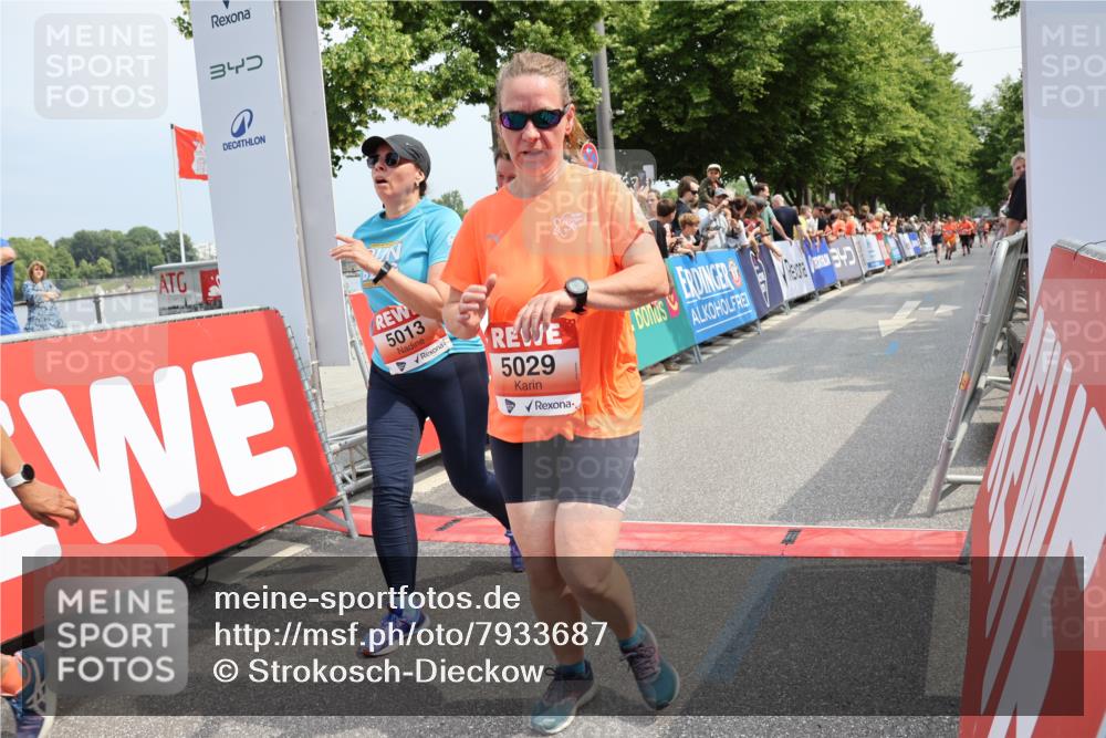 15.06.2025 - REWE Women's Run Strokosch-Dieckow http://msf.ph/oto/7933687 15.06.2025 11:06:22 Ziel 5013, 5029, 5257, 5288, 5424, 5556, 5666 meine-sportfotos.de