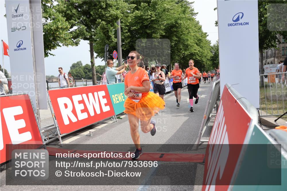 15.06.2025 - REWE Women's Run Strokosch-Dieckow http://msf.ph/oto/7933696 15.06.2025 11:06:30 Ziel 5061, 5084, 5153, 5356, 5606 meine-sportfotos.de