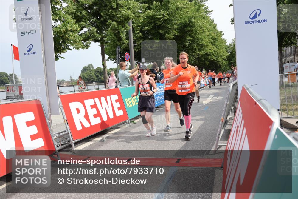 15.06.2025 - REWE Women's Run Strokosch-Dieckow http://msf.ph/oto/7933710 15.06.2025 11:06:31 Ziel 5061, 5084, 5153, 5356, 5606 meine-sportfotos.de