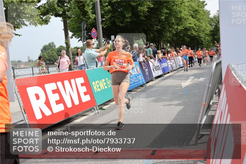 15.06.2025 - REWE Women's Run Strokosch-Dieckow http://msf.ph/oto/7933737 15.06.2025 11:06:33 Ziel 5061, 5084, 5153, 5324, 5356, 5606 meine-sportfotos.de