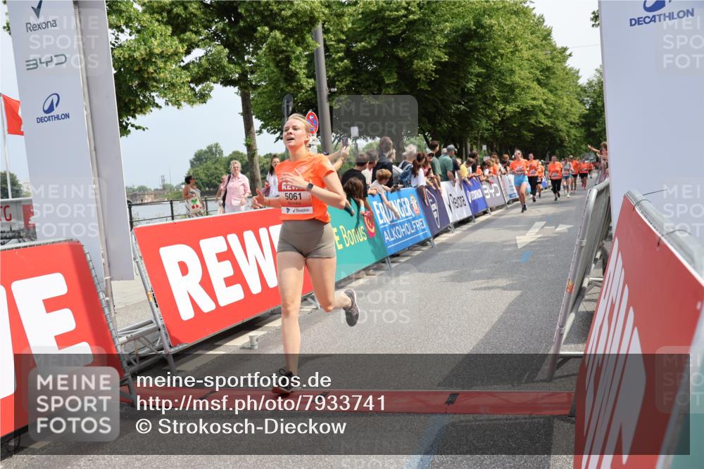 15.06.2025 - REWE Women's Run Strokosch-Dieckow http://msf.ph/oto/7933741 15.06.2025 11:06:33 Ziel 5061, 5084, 5153, 5324, 5356, 5606 meine-sportfotos.de