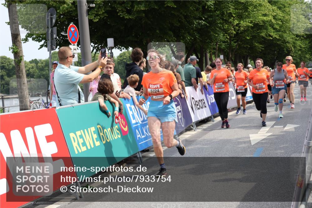 15.06.2025 - REWE Women's Run Strokosch-Dieckow http://msf.ph/oto/7933754 15.06.2025 11:06:37 Ziel 5061, 5084, 5101, 5153, 5238, 5324, 5339, 5340, 5356, 5437, 5606 meine-sportfotos.de