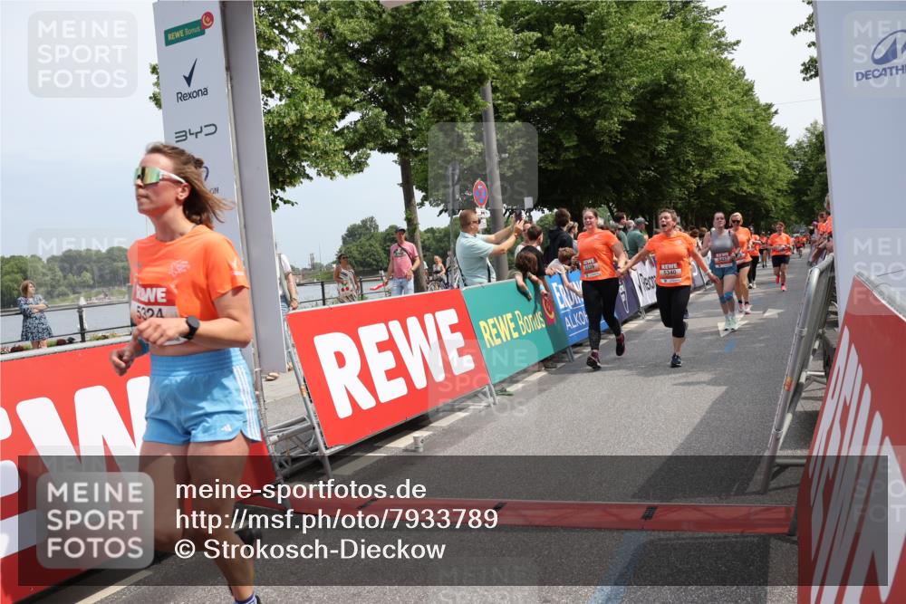 15.06.2025 - REWE Women's Run Strokosch-Dieckow http://msf.ph/oto/7933789 15.06.2025 11:06:39 Ziel 5046, 5049, 5061, 5070, 5101, 5238, 5324, 5339, 5340, 5356, 5437 meine-sportfotos.de
