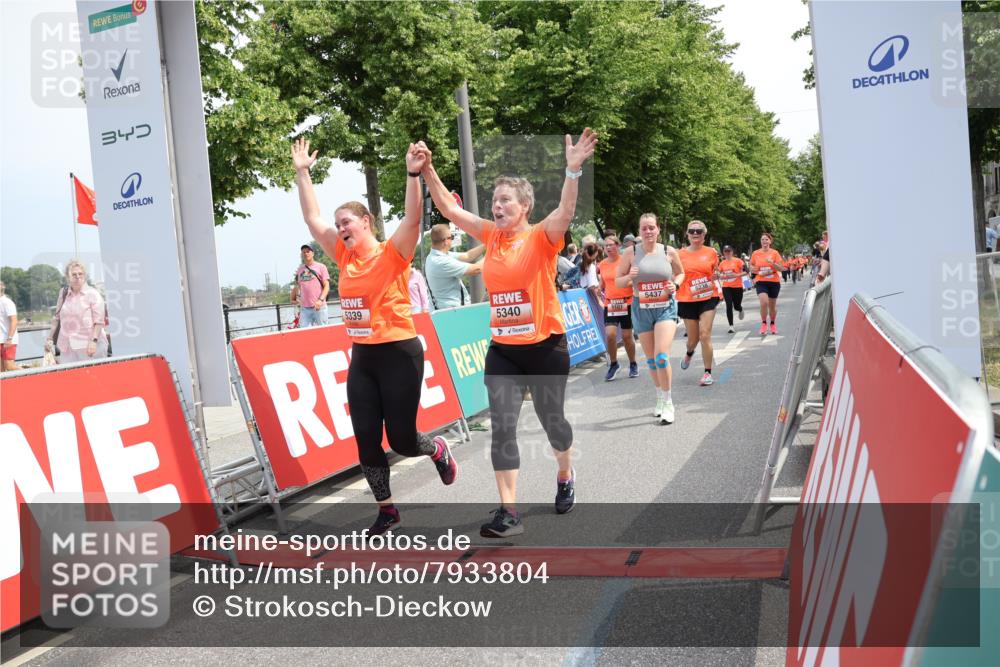 15.06.2025 - REWE Women's Run Strokosch-Dieckow http://msf.ph/oto/7933804 15.06.2025 11:06:40 Ziel 5046, 5049, 5061, 5070, 5101, 5238, 5324, 5339, 5340, 5437 meine-sportfotos.de