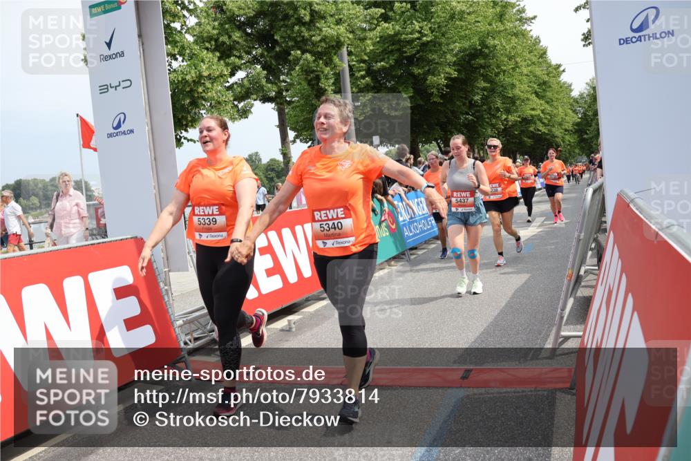15.06.2025 - REWE Women's Run Strokosch-Dieckow http://msf.ph/oto/7933814 15.06.2025 11:06:41 Ziel 5046, 5049, 5070, 5101, 5238, 5324, 5339, 5340, 5437 meine-sportfotos.de