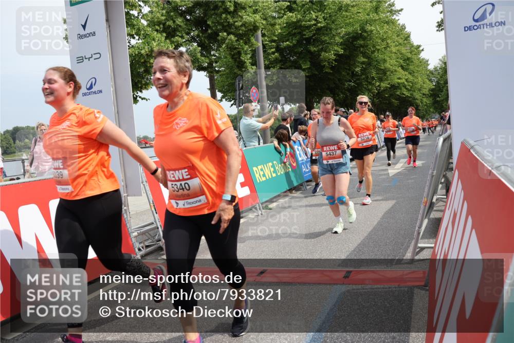 15.06.2025 - REWE Women's Run Strokosch-Dieckow http://msf.ph/oto/7933821 15.06.2025 11:06:41 Ziel 5046, 5049, 5070, 5101, 5238, 5324, 5339, 5340, 5437 meine-sportfotos.de