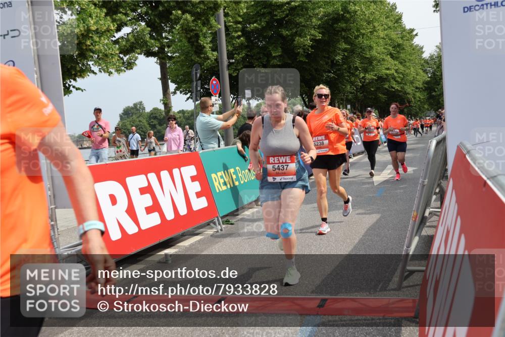 15.06.2025 - REWE Women's Run Strokosch-Dieckow http://msf.ph/oto/7933828 15.06.2025 11:06:41 Ziel 5046, 5049, 5070, 5101, 5238, 5324, 5339, 5340, 5437 meine-sportfotos.de