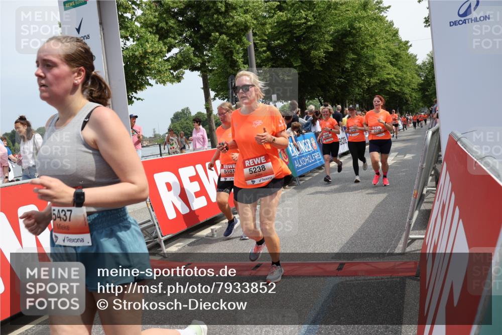 15.06.2025 - REWE Women's Run Strokosch-Dieckow http://msf.ph/oto/7933852 15.06.2025 11:06:43 Ziel 5046, 5049, 5070, 5101, 5136, 5238, 5324, 5339, 5340, 5437 meine-sportfotos.de