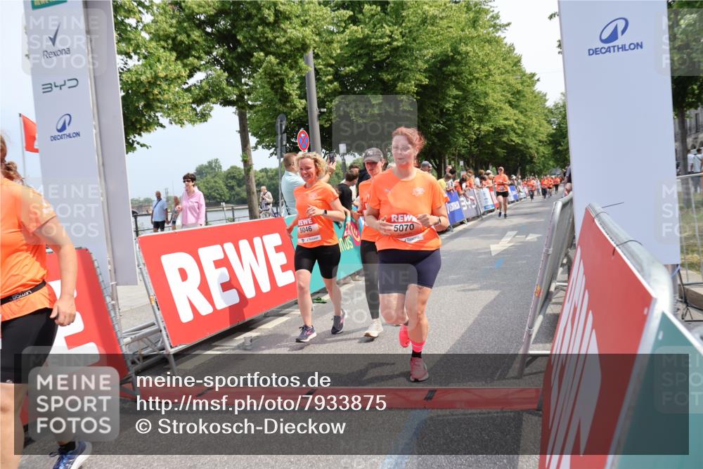 15.06.2025 - REWE Women's Run Strokosch-Dieckow http://msf.ph/oto/7933875 15.06.2025 11:06:44 Ziel 5046, 5049, 5070, 5101, 5136, 5238, 5324, 5339, 5340, 5437 meine-sportfotos.de