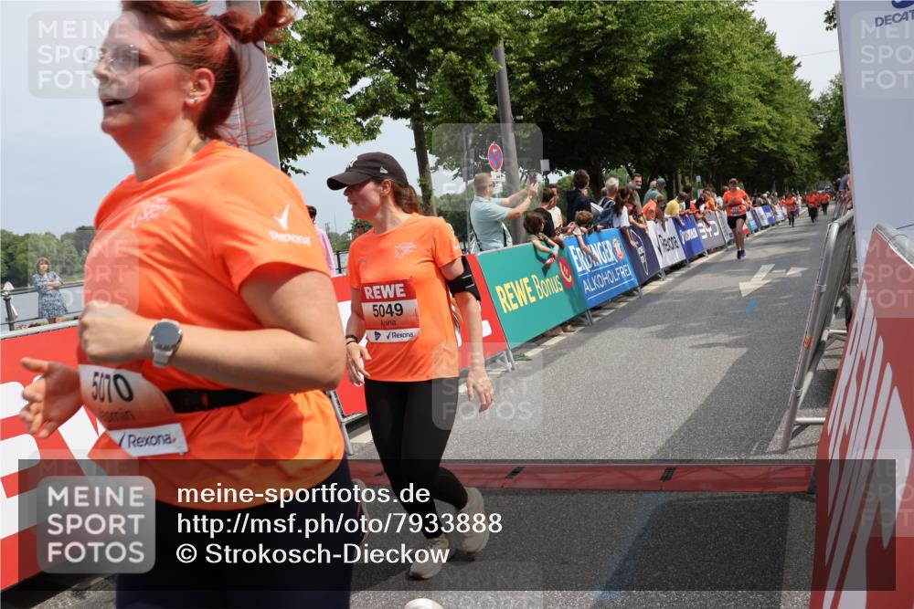 15.06.2025 - REWE Women's Run Strokosch-Dieckow http://msf.ph/oto/7933888 15.06.2025 11:06:45 Ziel 5046, 5049, 5070, 5101, 5136, 5238, 5324, 5339, 5340, 5437 meine-sportfotos.de