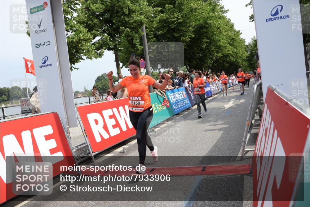 15.06.2025 - REWE Women's Run Strokosch-Dieckow http://msf.ph/oto/7933906 15.06.2025 11:06:55 Ziel 5136, 5159, 5187, 5506, 5555, 5618 meine-sportfotos.de