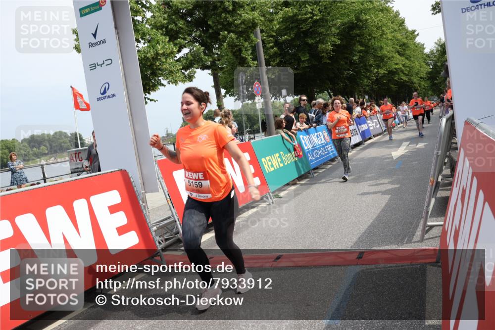 15.06.2025 - REWE Women's Run Strokosch-Dieckow http://msf.ph/oto/7933912 15.06.2025 11:06:56 Ziel 5136, 5159, 5187, 5367, 5506, 5555, 5618 meine-sportfotos.de