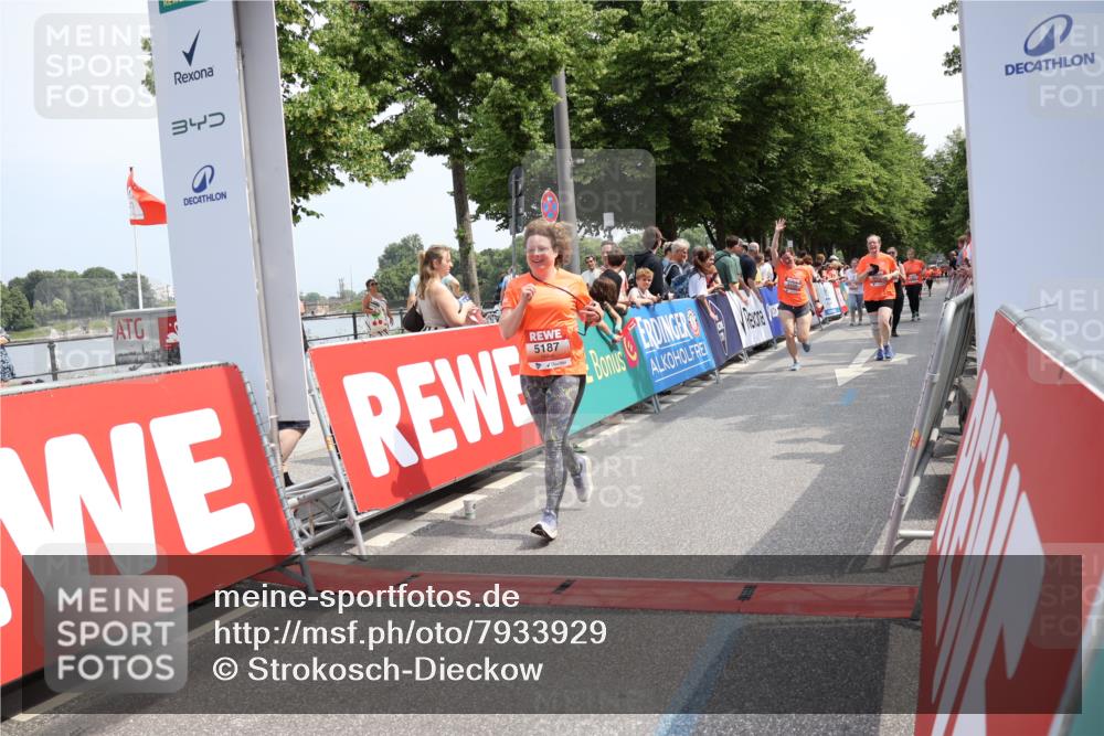 15.06.2025 - REWE Women's Run Strokosch-Dieckow http://msf.ph/oto/7933929 15.06.2025 11:06:57 Ziel 5159, 5187, 5367, 5506, 5555, 5618 meine-sportfotos.de